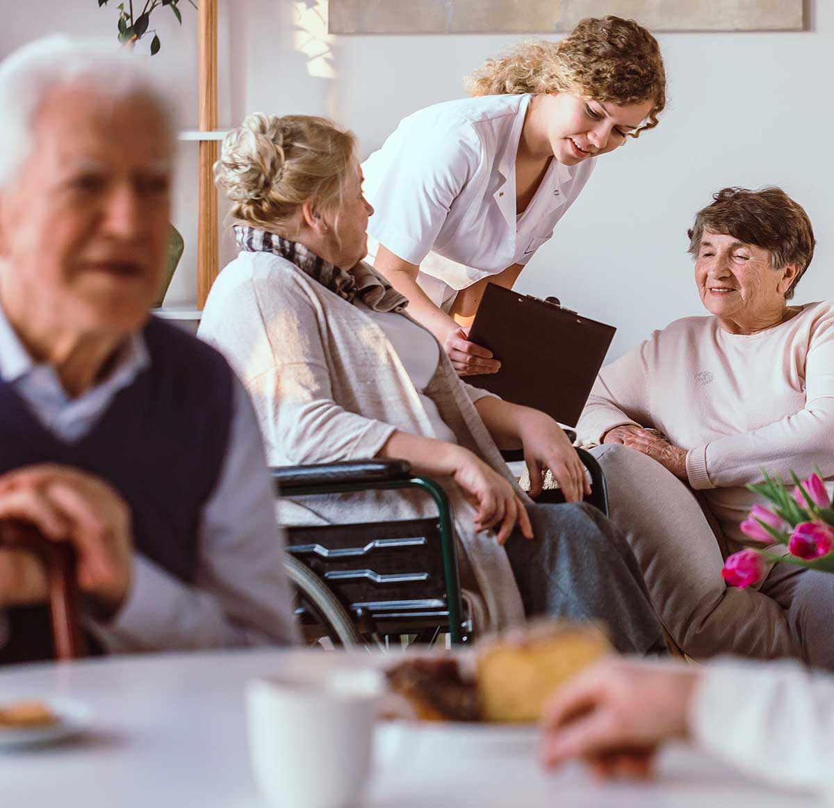 Zdravotníčka pomáha seniorom v zariadení